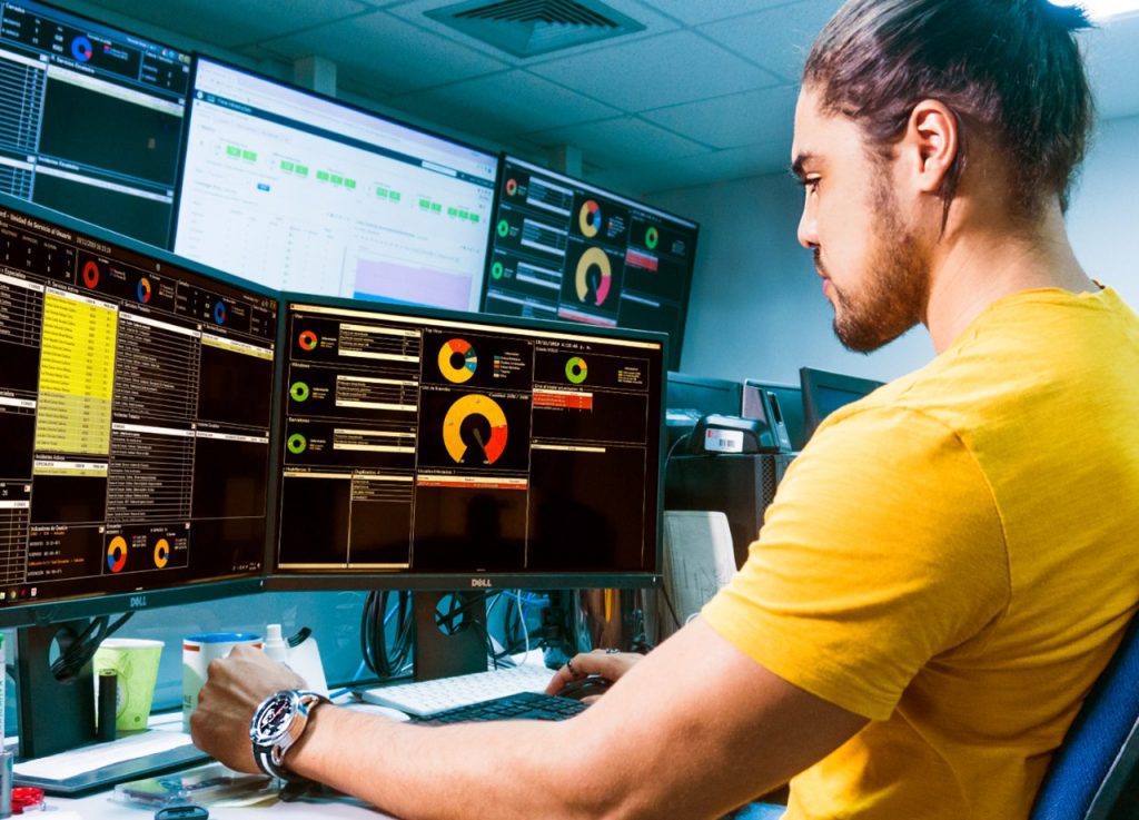 Estudiante en laboratorio de datos