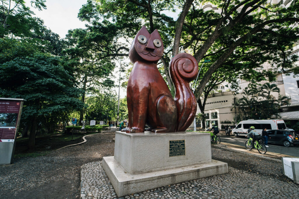 Foto de la estatua en madera del gato de tejado en donde está la UAO (Universidad Autónoma de Occidente)