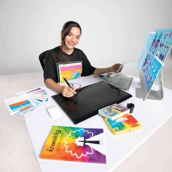 Estudiante uao estudiando Diseño de la comunicación gráfica uao