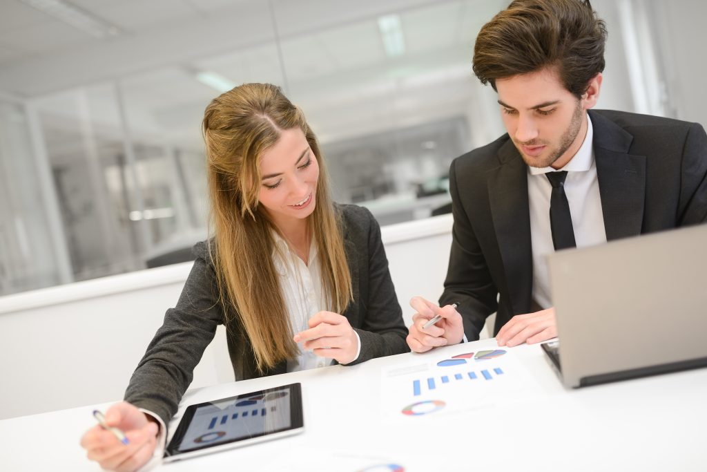 Dos jóvenes están trabajando juntos