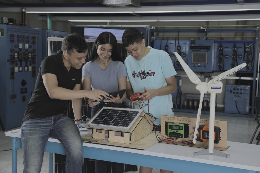 Estudia Ingeniería Eléctrica en la UAO