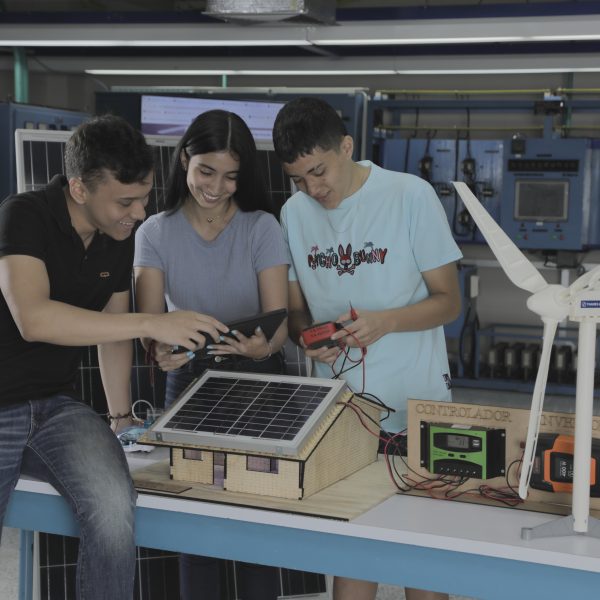 Estudia Ingeniería Eléctrica en la UAO
